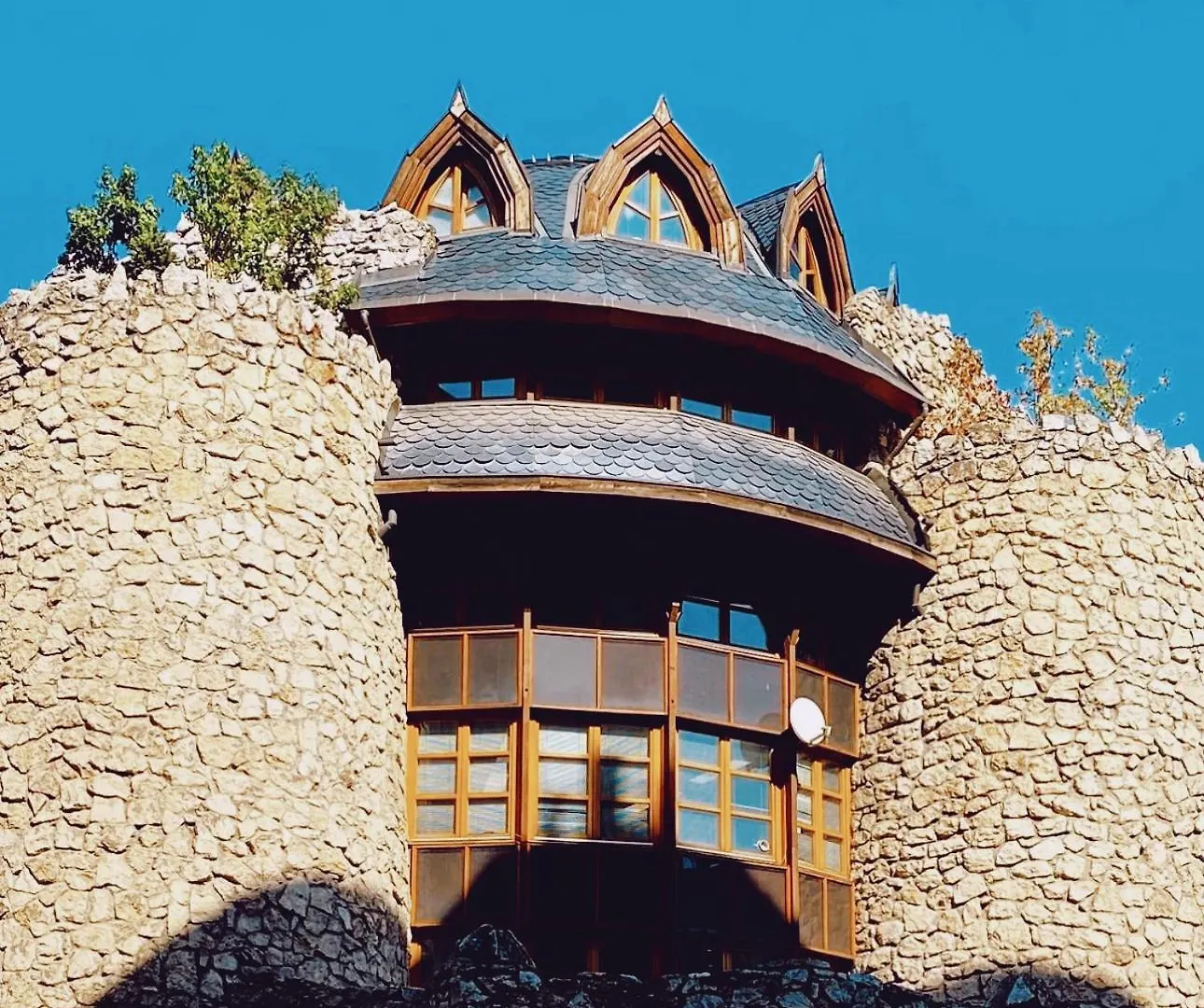 Deluxe Swan Stone Castle Apartment contacts